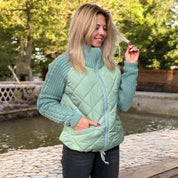 Pilla | Pikowana Kurtka z Dzianinowymi Rękawami i Wysokim Kołnierzem