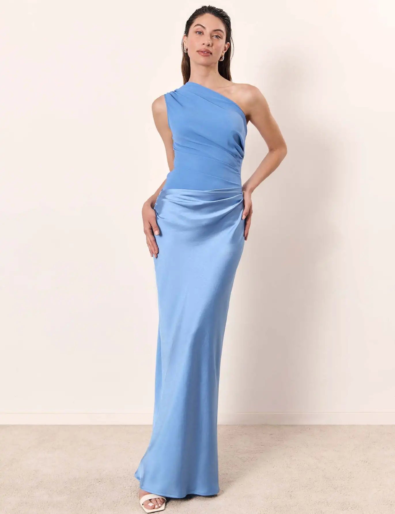 Zofia™ | Satynowa sukienka maxi na jedno ramię