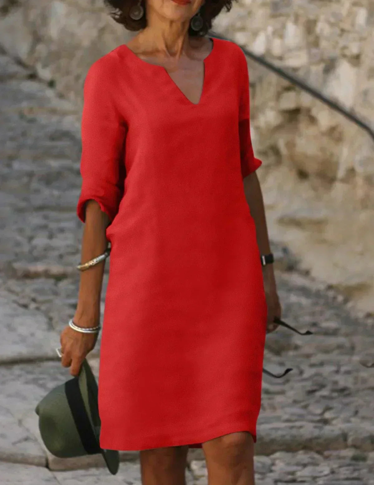 Jagoda | Elegancka Sukienka z Dekoltem V