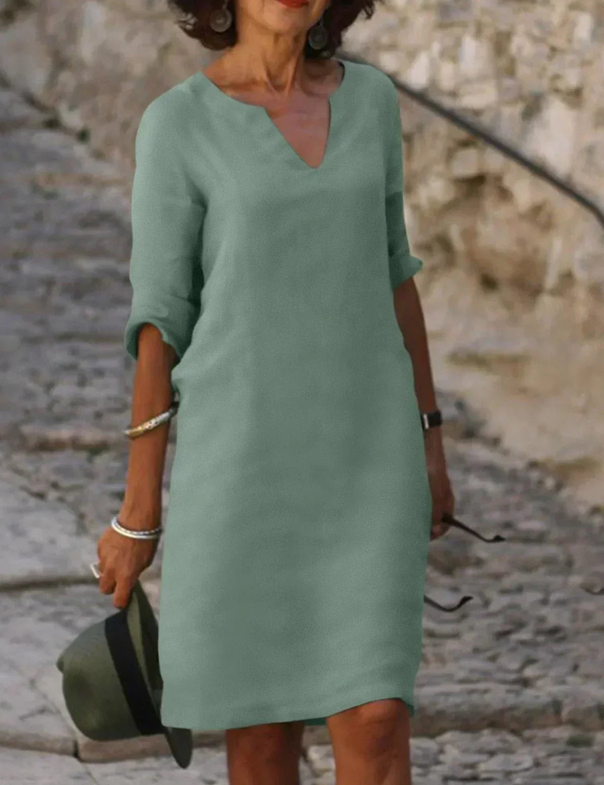 Jagoda | Elegancka Sukienka z Dekoltem V