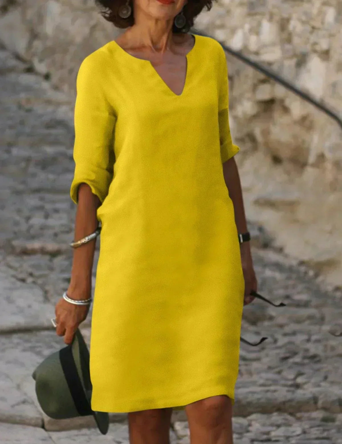 Jagoda | Elegancka Sukienka z Dekoltem V